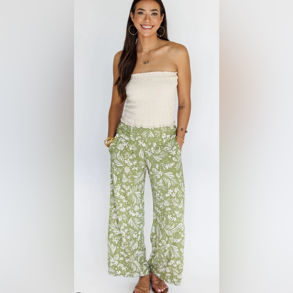 Khush Hawaii Wide Leg Tropical Leaf Print
Pants, 100% Rayon, Size Medium, GUC